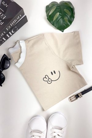 TSHIRT SINAL DE PAZ  COR NUDE CLARO